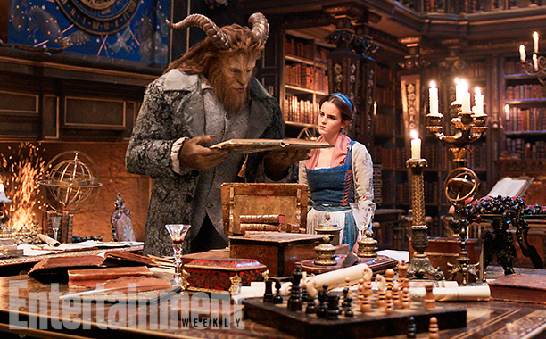 Beauty and the Beast (2017) A Fera(Dan Stevens) e Belle (Emma Watson) na livraria do castelo