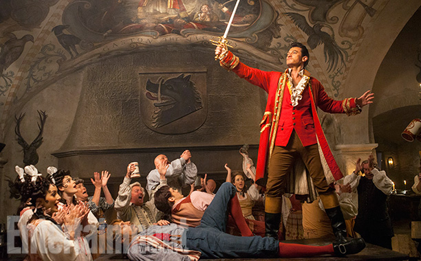 Gaston (Luke Evans) o belo e arrogante, exibindo-se na taverna da vila