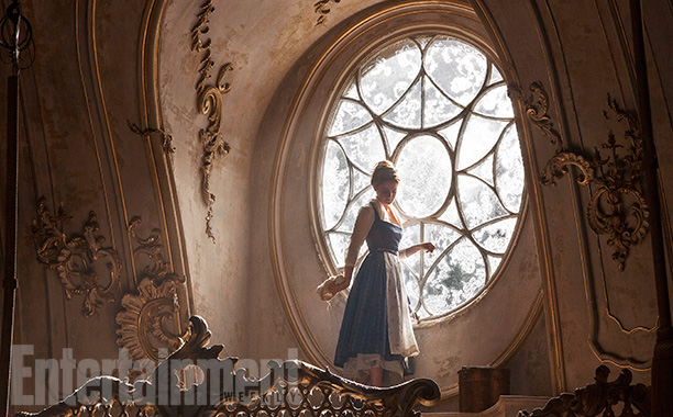 Belle (Emma Watson) no salão do castelo da Fera